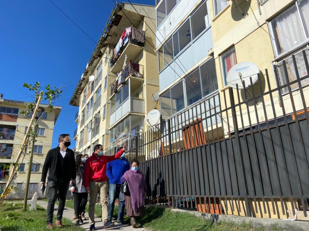 Minvu inició reparación de techumbres en edificios de Pedro del Río Zañartu por un monto cercano a 300 millones de pesos