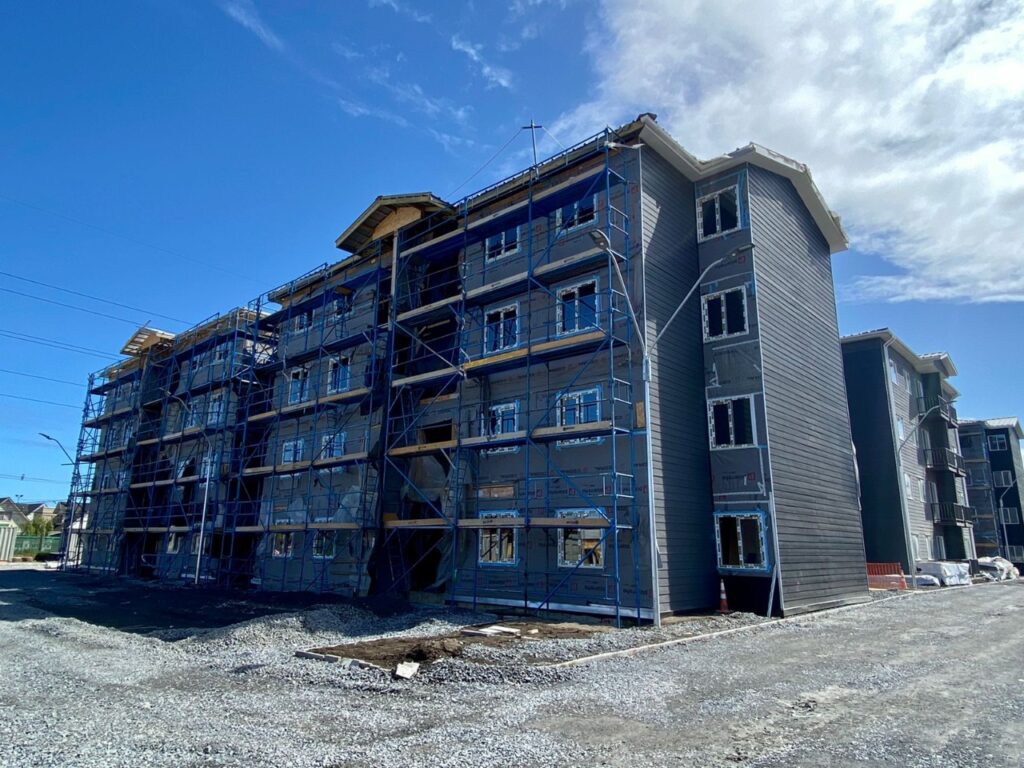 Minvu inspecciona primer proyecto habitacional en altura del país construido en madera