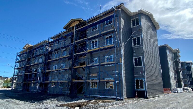 Minvu inspecciona primer proyecto habitacional en altura del país construido en madera