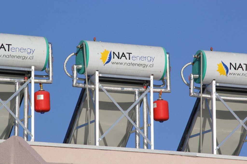 Vecinos de Remodelación Paicaví reducen sus cuentas de gas gracias a nuevos colectores solares