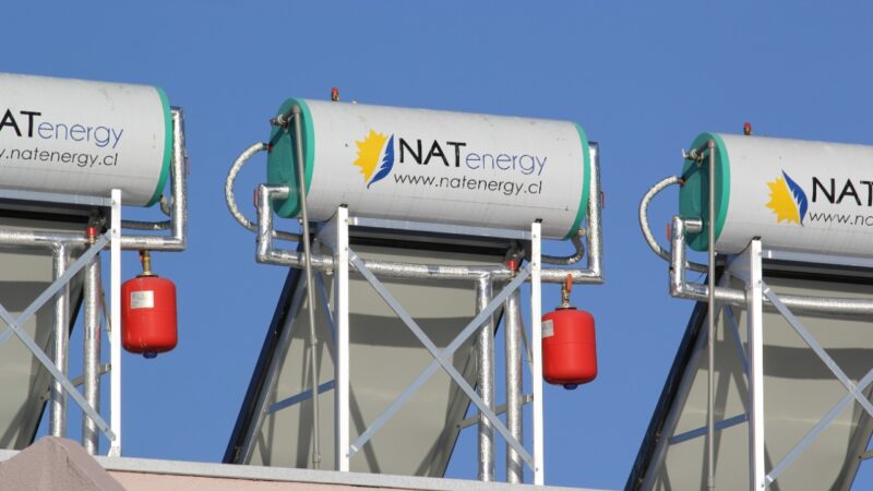 Vecinos de Remodelación Paicaví reducen sus cuentas de gas gracias a nuevos colectores solares