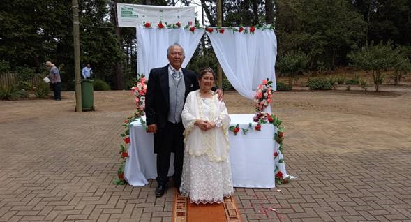 Pareja celebra sus bodas de oro con una ceremonia en el Mirador Alemán del Parque Cerro Caracol