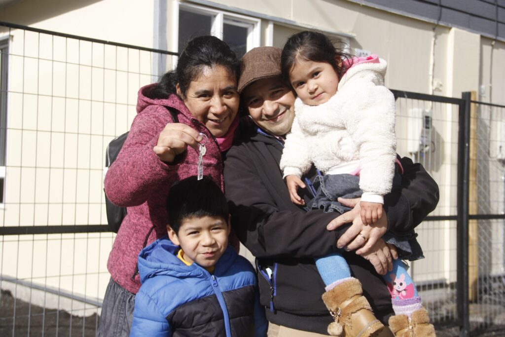 300 familias de Tucapel recibieron las llaves de sus hogares definitivos