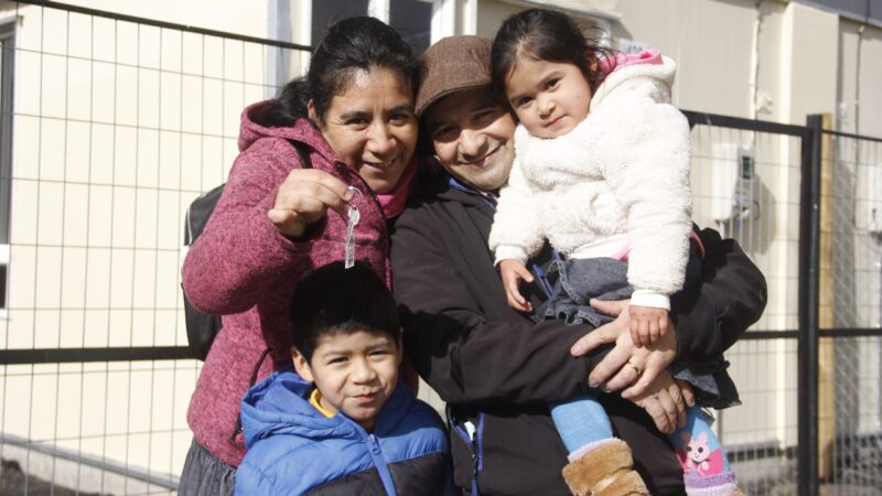 300 familias de Tucapel recibieron las llaves de sus hogares definitivos