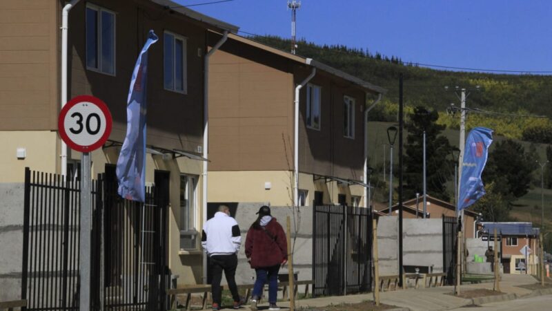 Familias floridanas visitan el primer conjunto habitacional construido en 20 años en la comuna