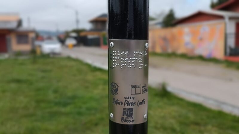 Personas con discapacidad acceden a señalética vial en braille