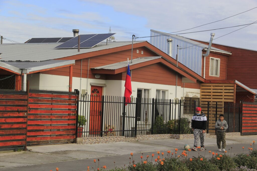 Familias de San Pedro de la Paz ahorran hasta un 50 por ciento en cuentas de electricidad