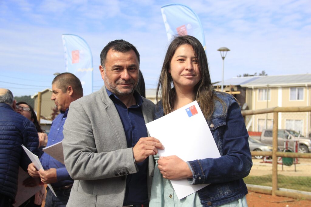 Familias de Dichato ya tienen escrituras de sus viviendas que los certifican como propietarios