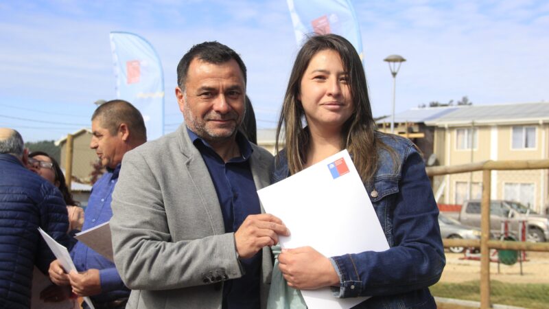 Familias de Dichato ya tienen escrituras de sus viviendas que los certifican como propietarios