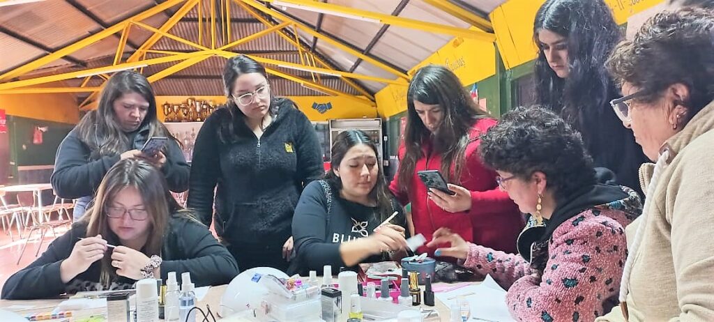 Jefas de hogar de Libertad Sur en Talcahuano se capacitan para iniciar emprendimientos