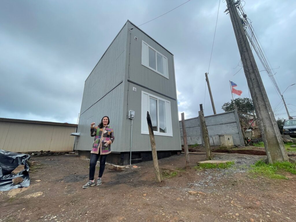 Minvu entrega primera vivienda industrializada en Tomé post incendios forestal