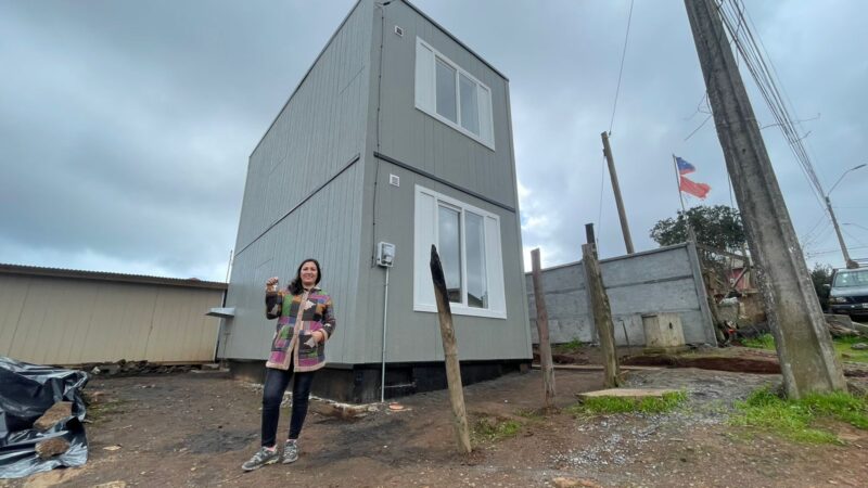 Minvu entrega primera vivienda industrializada en Tomé post incendios forestal