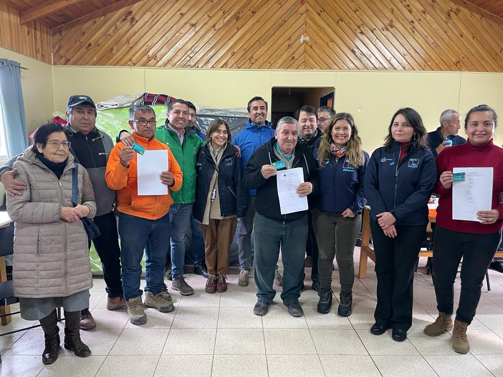 Minvu entrega 54 tarjetas de Banco de Materiales a familias de Cabrero afectadas por sistema frontal de junio