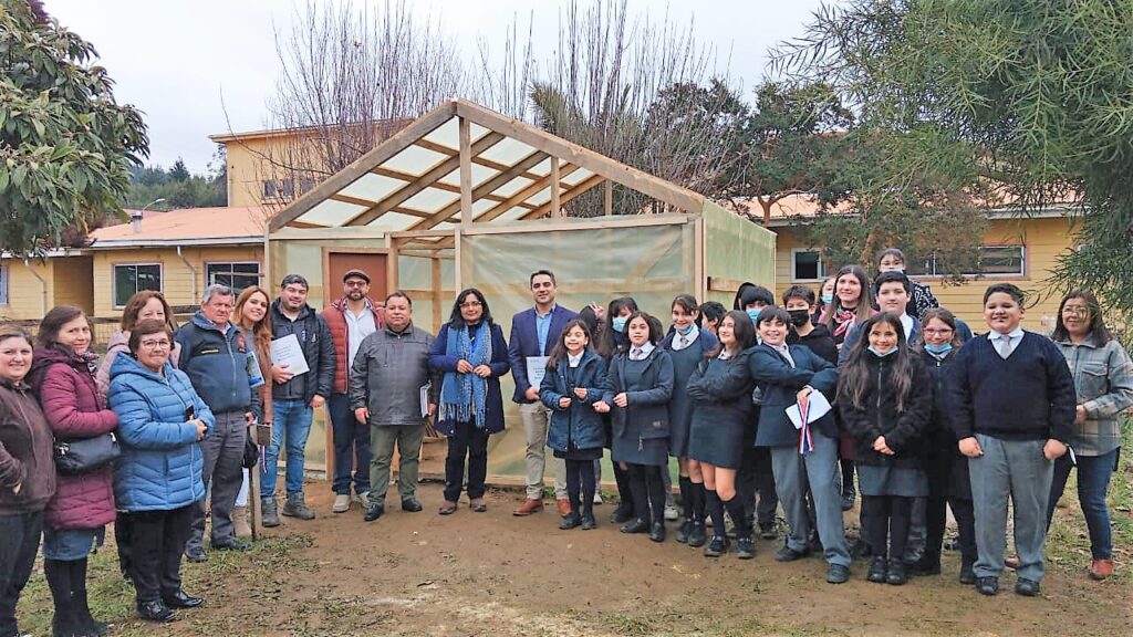 Jóvenes inauguran invernadero escolar y mural patrimonial en Curanilahue