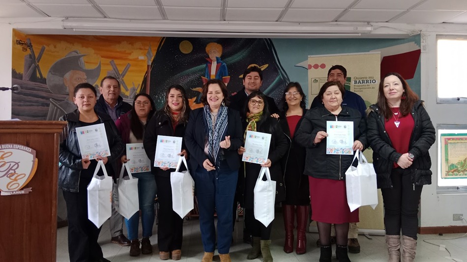 Familias de Curanilahue se certifican en reparaciones y chocolatería
