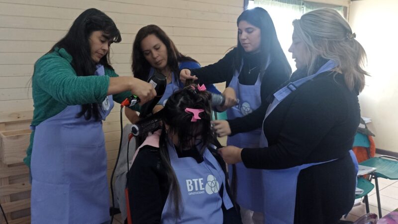 Mujeres de Tucapel se reinventan en taller de peluquería