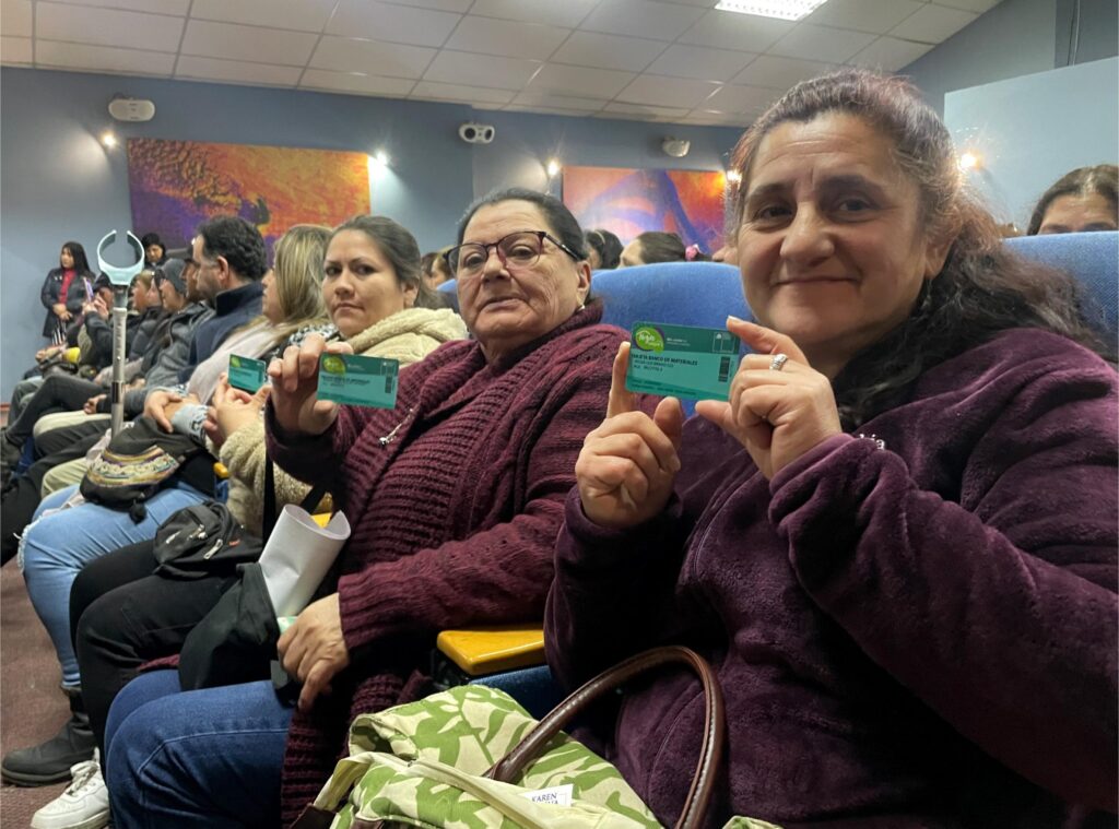 Familias de Tucapel reciben tarjeta de Banco de Materiales para reparar sus hogares tras inundaciones