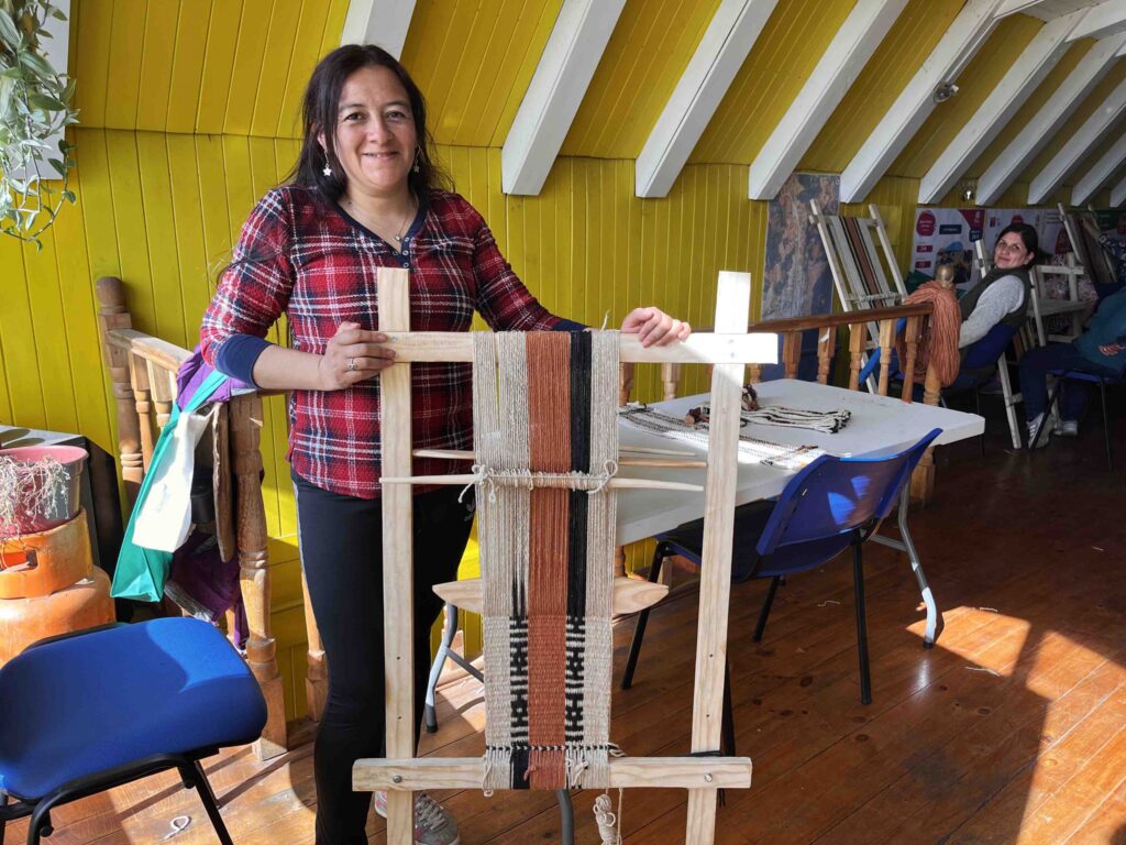 Mujeres de Los Álamos rescatan arte textil mapuche
