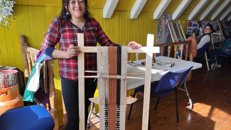 Mujeres de Los Álamos rescatan arte textil mapuche