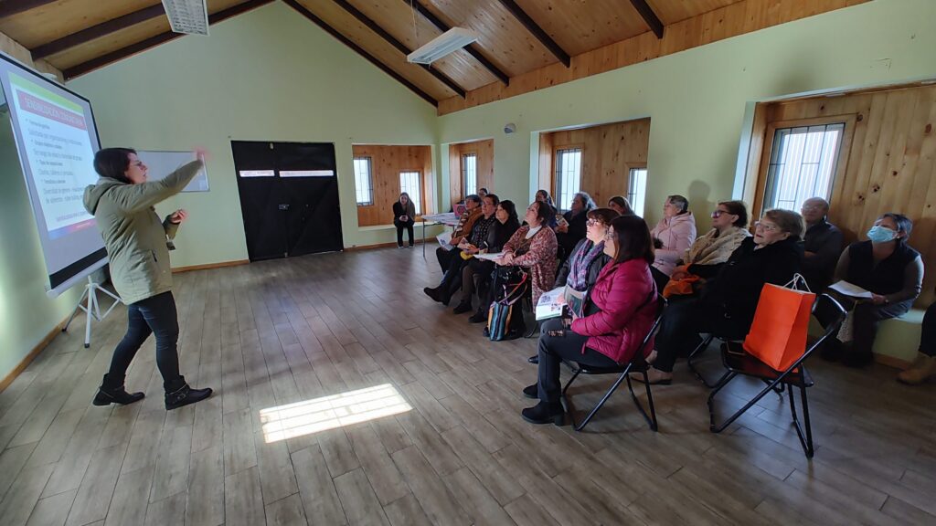 Familias con personas en situación de discapacidad reciben charla informativa en Hualpén