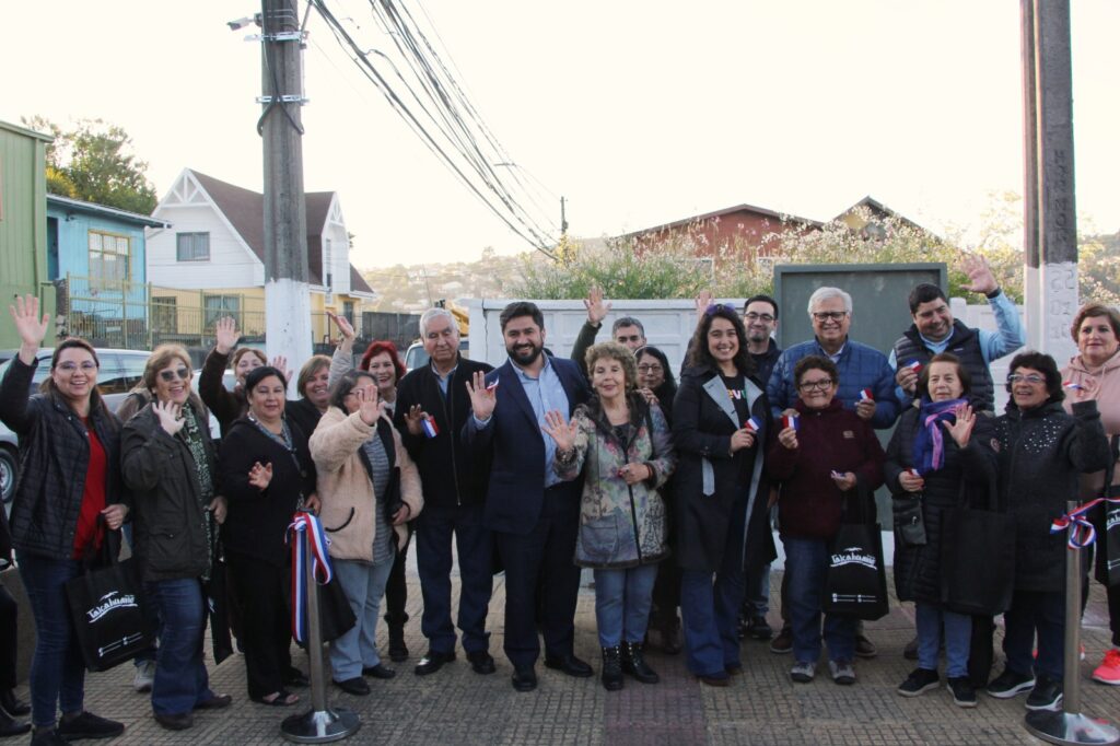 Focos con autonomía LED refuerzan el alumbrado público del Cerro David Fuentes