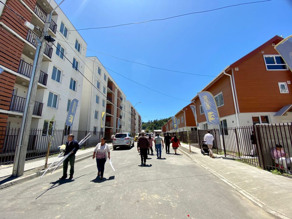 Minvu entrega 164 viviendas a familias de Concepción
