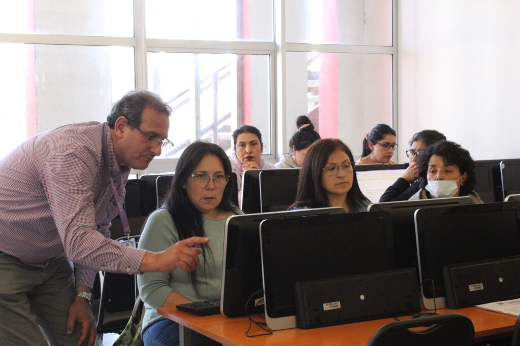 Adultos acceden a curso gratuito de alfabetización digital en Tubul