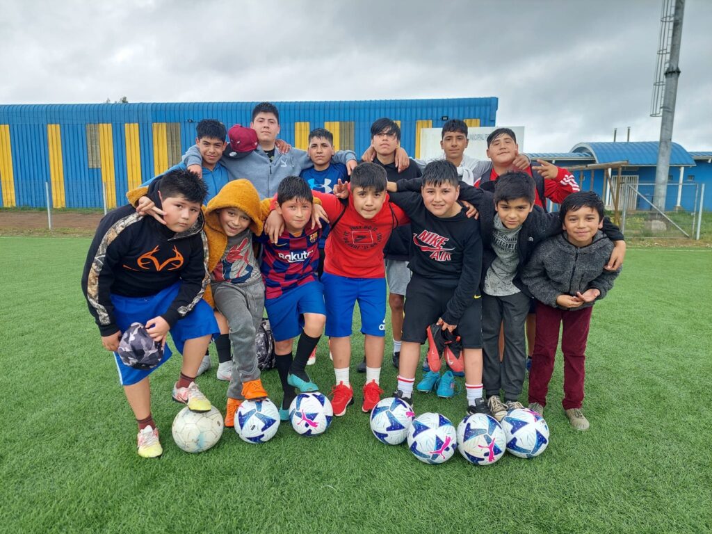 Quiero mi Barrio impulsa taller de fútbol para niñas, niños y adolescentes de Lebu