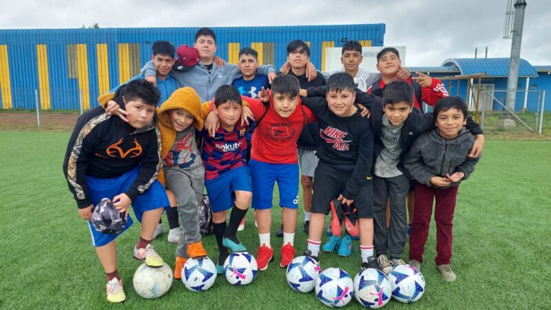 Quiero mi Barrio impulsa taller de fútbol para niñas, niños y adolescentes de Lebu