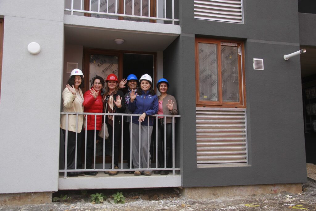 Familias de Punta de Parra visitaron sus futuras viviendas