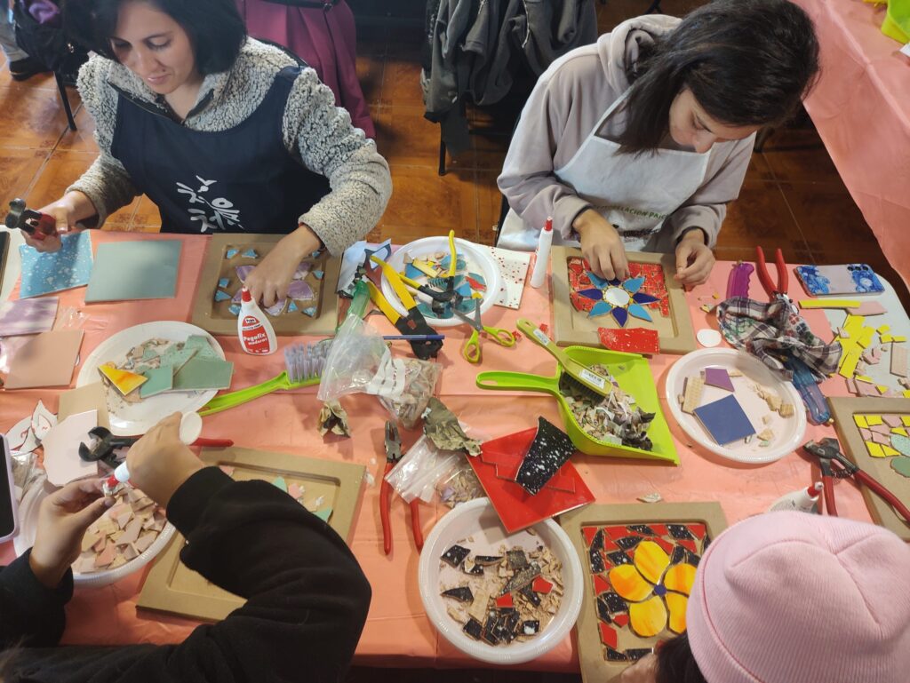 Familias de Remodelación Paicaví inician taller de mosaico para elaborar letreros comunitarios