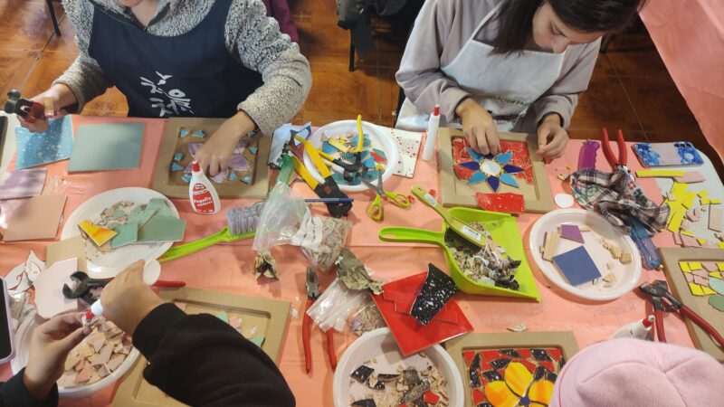 Familias de Remodelación Paicaví inician taller de mosaico para elaborar letreros comunitarios