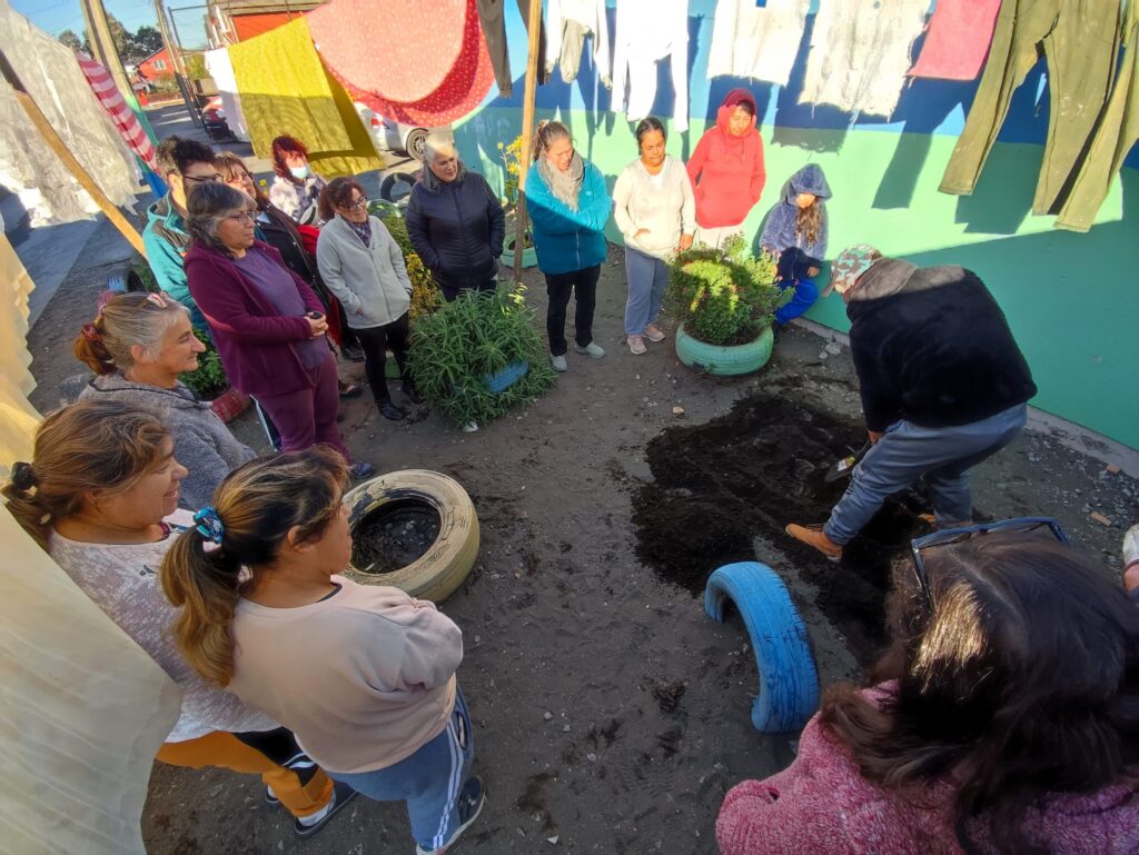 Familias de San Pedro Evangelista avanzan con cursos gratuitos enfocados en autocuidado y huertos orgánicos