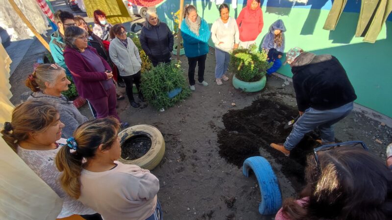 Familias de San Pedro Evangelista avanzan con cursos gratuitos enfocados en autocuidado y huertos orgánicos