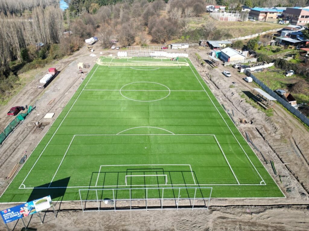 Minvu presenta nueva cancha de fútbol empastada para Nacimiento