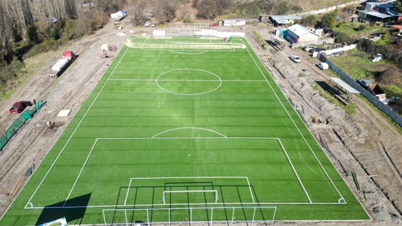 Minvu presenta nueva cancha de fútbol empastada para Nacimiento