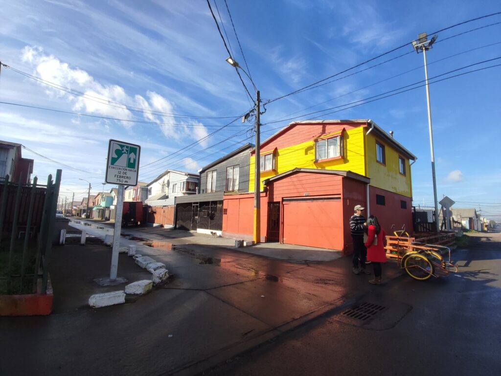 Reductores de velocidad y señalética de evacuación refuerzan seguridad en San Pedro de la Paz