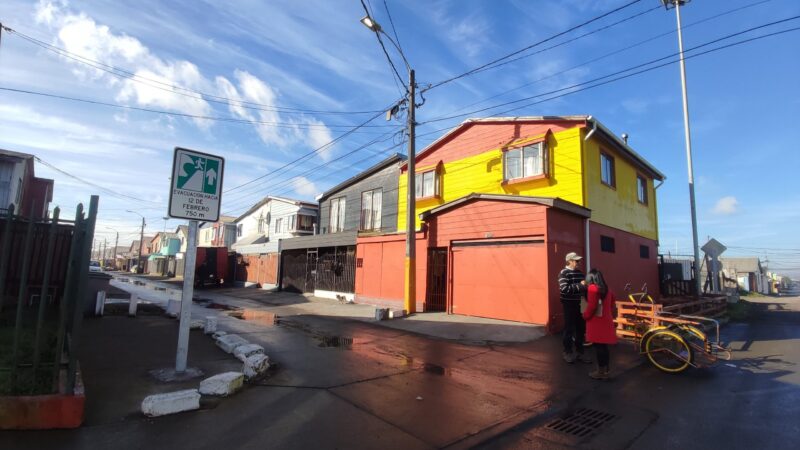 Reductores de velocidad y señalética de evacuación refuerzan seguridad en San Pedro de la Paz