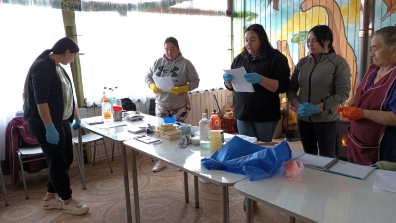 Familias de Curanilahue buscan emprender con taller de eco detergentes