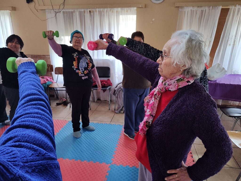 Adultos mayores de Hualpén participan en taller gratuito de habilidades motoras y funciones cognitivas