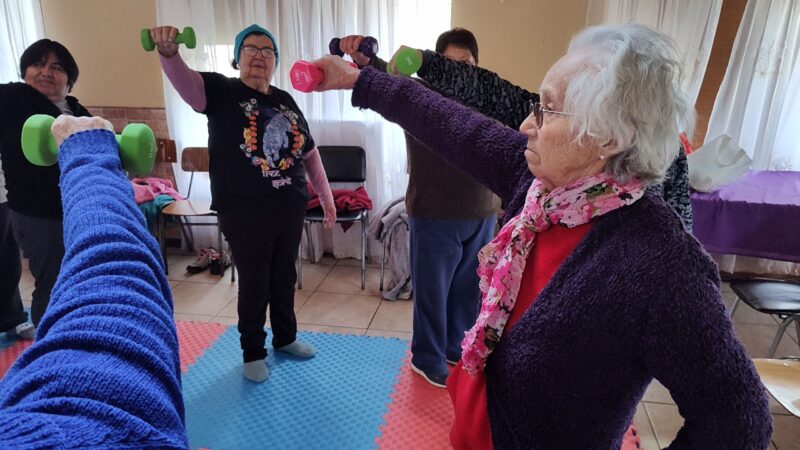 Adultos mayores de Hualpén participan en taller gratuito de habilidades motoras y funciones cognitivas