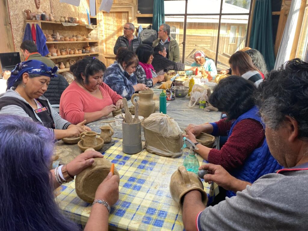 Emprendedores mapuche de Contulmo se certifican en Alfarería
