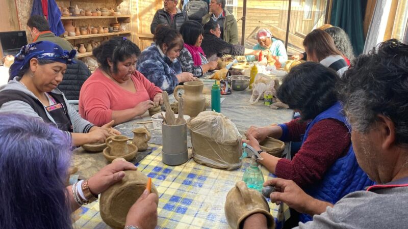 Emprendedores mapuche de Contulmo se certifican en Alfarería