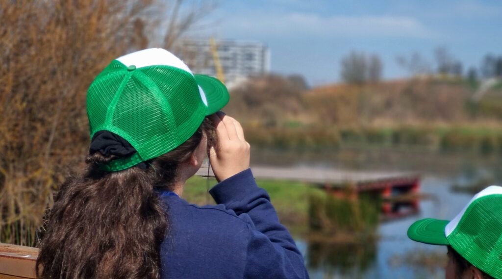 Jóvenes de brigada medioambiental de San Rosendo se capacitan en Parque Humedal Los Batros