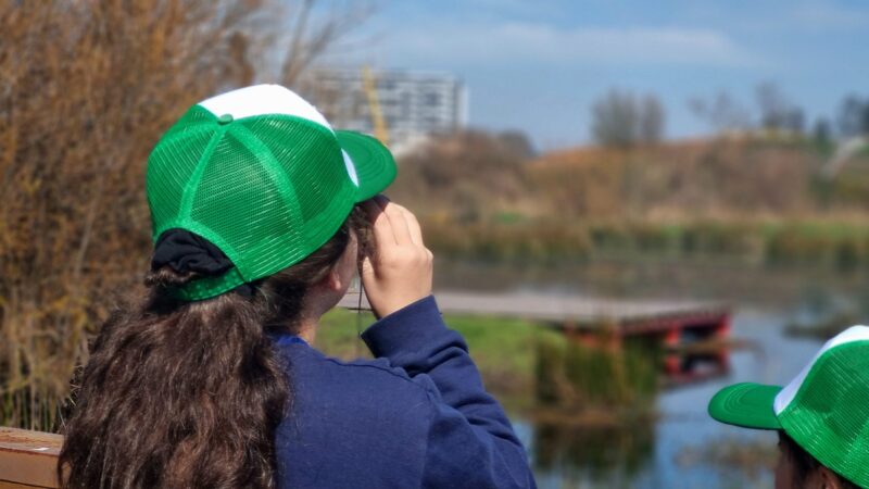 Jóvenes de brigada medioambiental de San Rosendo se capacitan en Parque Humedal Los Batros