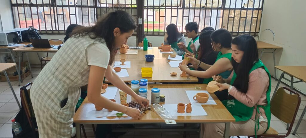 Jóvenes de Nacimiento rescatan patrimonio en Taller de Alfarería