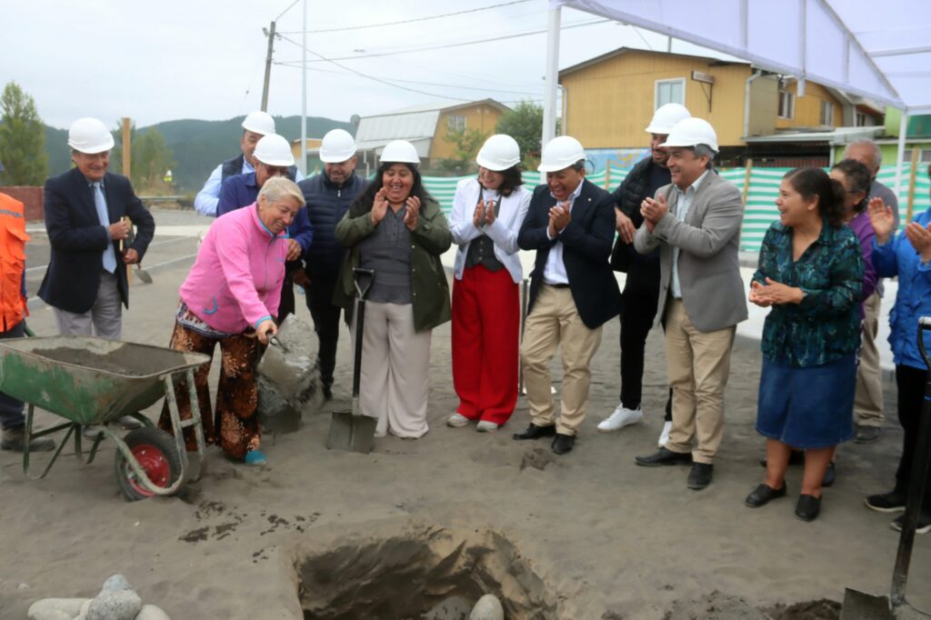 Vecinos de Altos del Laja comienzan a concretar sueño de Paseo Escalera y Eje Cívico tras instalación de primera piedra