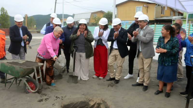 Vecinos de Altos del Laja comienzan a concretar sueño de Paseo Escalera y Eje Cívico tras instalación de primera piedra