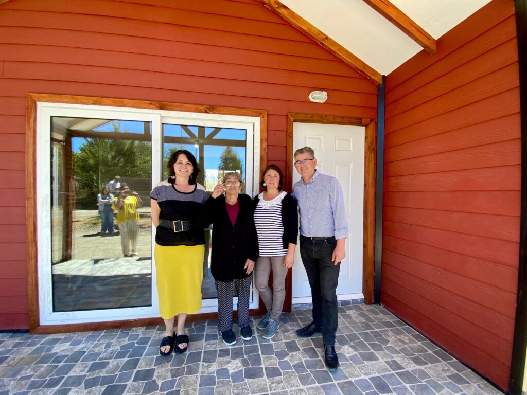 Biobío avanza en la reconstrucción tras los incendios: Seremi de Vivienda entrega vivienda definitiva a adulta mayor en Santa Juana