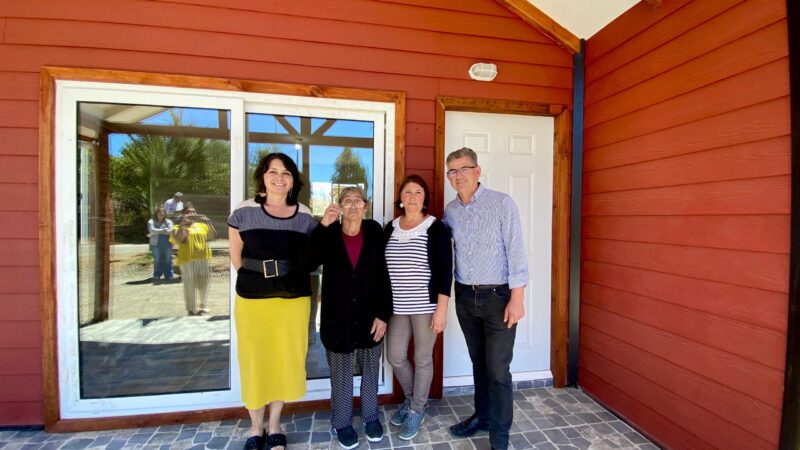 Biobío avanza en la reconstrucción tras los incendios: Seremi de Vivienda entrega vivienda definitiva a adulta mayor en Santa Juana